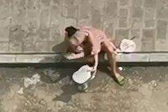 女子烈日下猛抽孩子耳光  背后真相让人惊讶万分