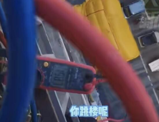 师傅高楼装空调被误认为轻生  背后真相实在令人感到惊愕