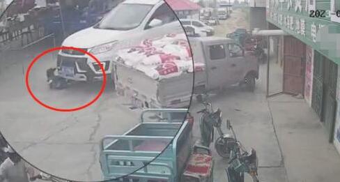 女孩蹲地玩耍遭suv撞倒碾压  背后真相令人感到震惊