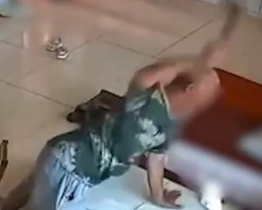 65岁老人追砍两名女孩 警方:已抓获  背后真相实在令人感到惊愕