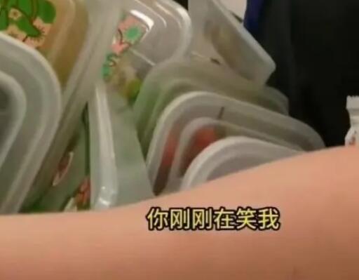 高铁乘客询问素菜套餐被列车员嘲笑  背后真相实在令人感到惊愕