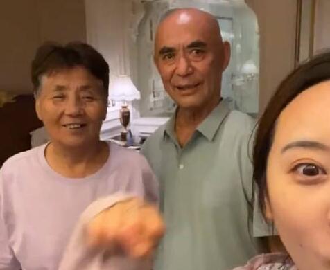 孙女带爷爷奶奶旅游 出发前要先宣誓  背后真相实在令人感到惊愕