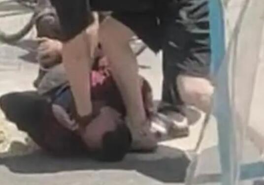 男子偷铜被抓遭员工跪压鞭打  背后真相实在令人感到惊愕
