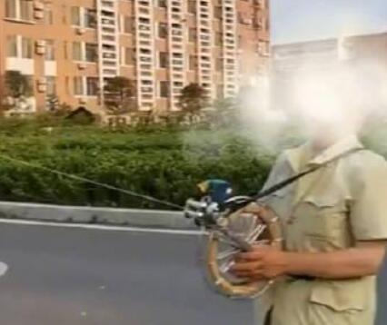 老人马路放风筝男子提醒反被怼  背后真相实在令人感到惊愕