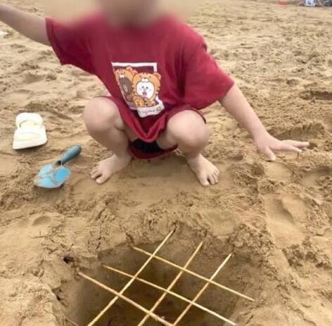 母亲晒孩子在沙滩制竹签陷阱引争议  背后真相实在令人感到惊愕