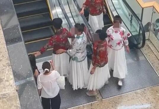 大妈霸占电梯拍视频阻拦他人乘梯  背后真相实在令人感到惊愕