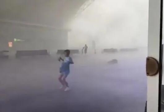 火车站多名乘客被狂风暴雨吹倒  背后真相实在令人感到惊愕