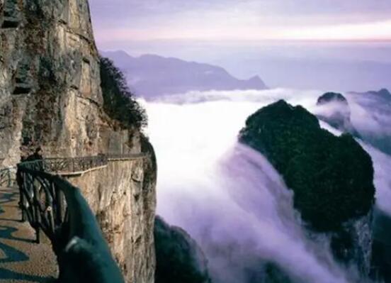 官方通报男子在张家界坠崖:系自杀 背后真相实在令人感到惊愕