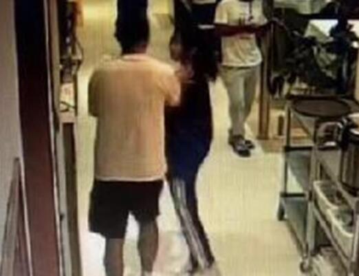 男子推搡店员称服务业低人一等  内幕曝光简直太意外了