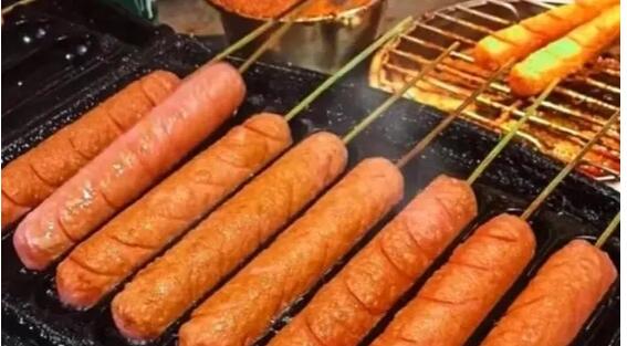 2块钱一根的“淀粉肠”里面有多少肉  背后真相实在令人感到惊愕