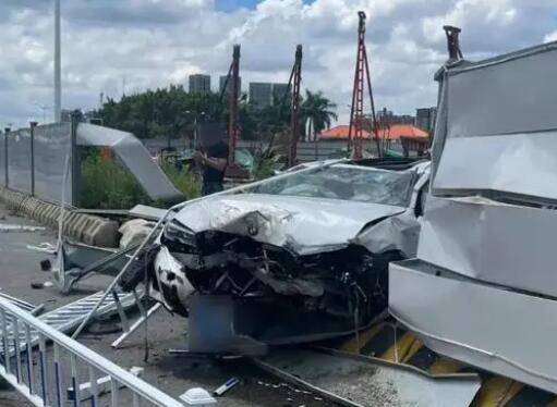 男子开车时跟老婆吵架车瞬间报废  内幕曝光简直太意外了