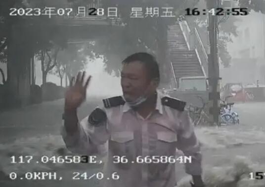 老人被冲倒 公交司机用车挡住激流 背后真相让人惊讶万分