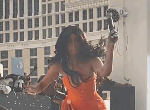 美国歌手卡姐向泼饮料观众扔话筒  内幕曝光简直太意外了