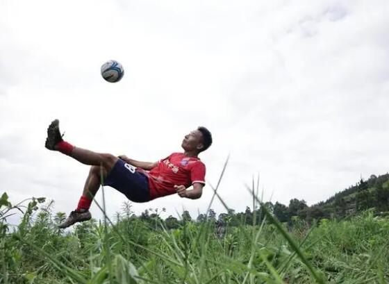 村超倒勾射门球员获得12只猪蹄  背后真相实在让人感觉嬉笑