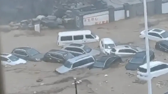 京津冀暴雨:山洪暴发冲走大量汽车 背后真相实在令人感到惊愕
