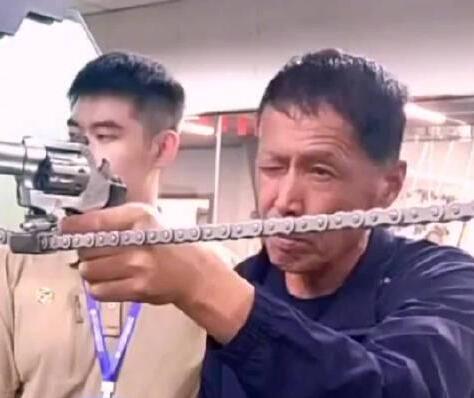 退役老人逛射击馆枪枪10环 背后真相实在令人感到惊愕