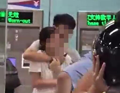 男子地铁内持刀胁迫路人 警方通报  背后真相实在令人感到惊愕