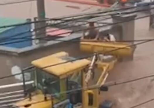 暴雨中男子开铲车逆流救三人 背后真相实在令人感到惊愕