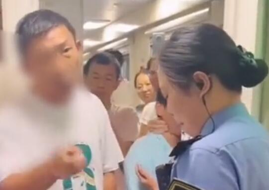 乘客被困情绪激动 列车长快被问哭  背后真相让人惊讶万分