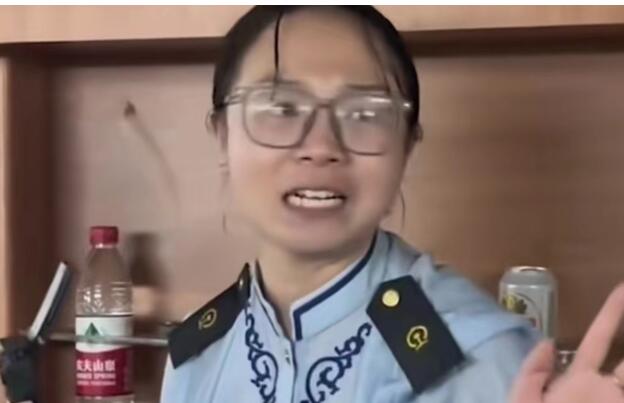 女乘务员喊话乘客感动全网：穿了这身衣服我得对得起大家！