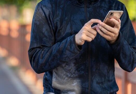 厦门边玩手机边过斑马线或被罚款  背后真相实在令人感到惊愕