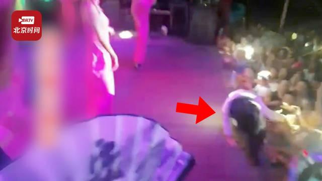女歌手表演时被男观众拖下舞台 背后真相实在令人感到惊愕