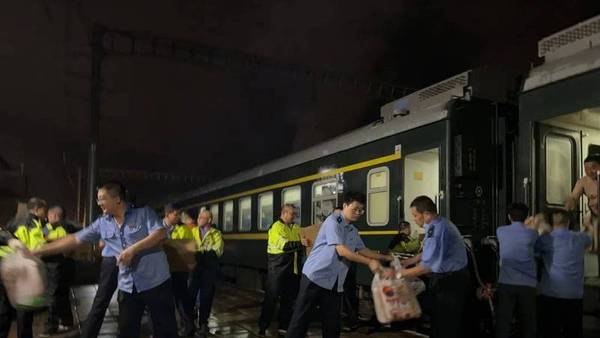 三趟受阻旅客列车上的暖心故事  这到底是怎么回事？