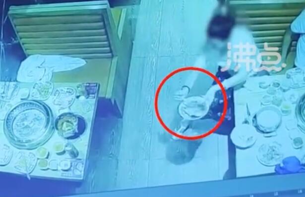 女子将剩饭菜倒进邻桌男子锅内：倒完还在笑！