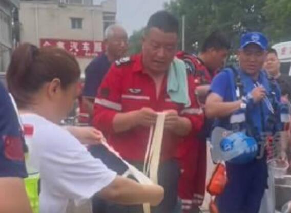 河南大哥涿州街头4小时做13锅烩面  背后真相让人惊讶万分