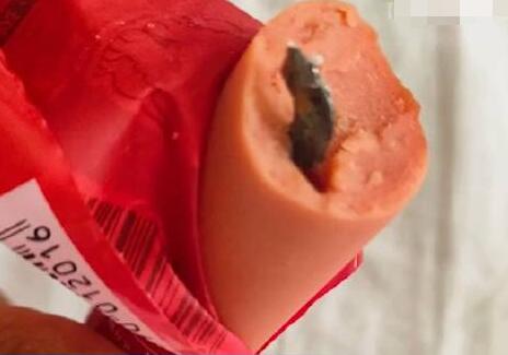 3岁女童在火腿肠中吃出铁片  背后真相实在令人感到惊愕