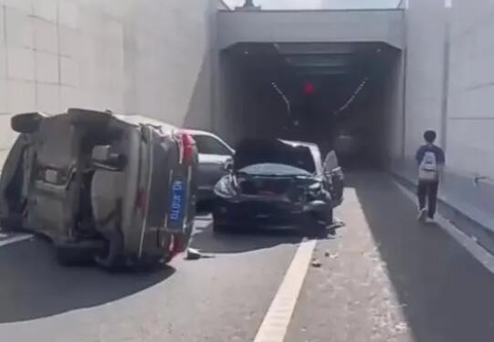 大巴司机突发疾病 连撞10多辆小车