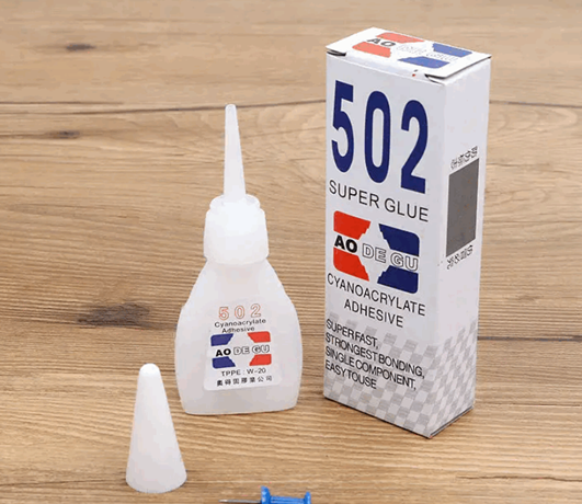 妻子误拿302胶水当眼药水给丈夫 背后真相实在令人感到惊愕