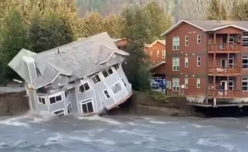 美国阿拉斯加州一建筑被洪水摧毁  背后真相实在令人感到惊愕