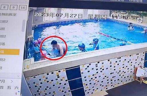 幼儿园女童被男教练强按水里惩戒  背后真相实在令人感到惊愕