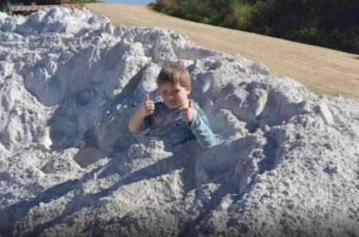 巴西男孩在石灰粉堆玩耍中毒身亡  背后真相实在令人感到惊愕