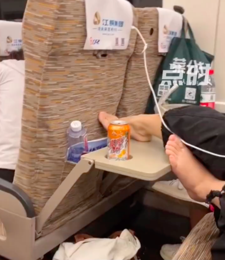 12306回应女子车厢内光脚踩桌板  这到底是怎么回事？