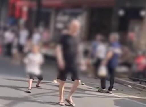 男子边走边撒百元钞票引路人哄抢  背后真相实在令人感到惊愕