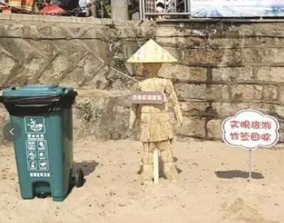 厦门一海滩用稻草人收烧烤签子  这到底是怎么回事？