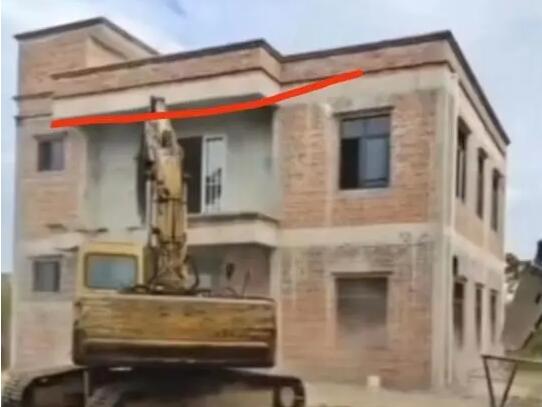 村民花百万在自家地里建房遭强拆  这到底是怎么回事？