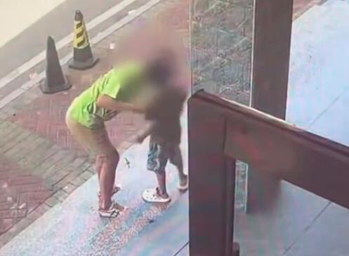 酒店广告牌有房被小孩改成有尸  背后真相让人惊讶万分