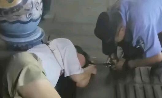 女孩疑因低价摆摊遭同行棍棒殴打  到底是怎么回事