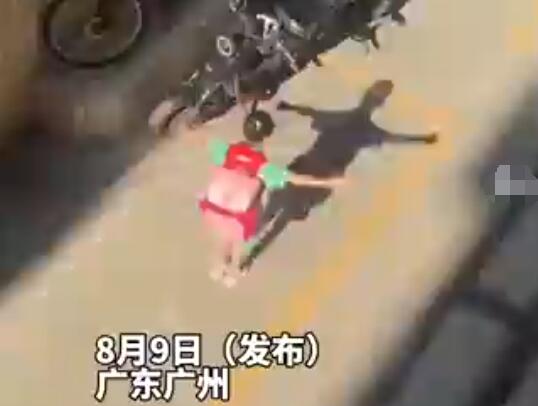 女孩在清晨的阳光下对着影子跳舞  背后真相实在令人感到惊愕