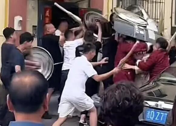 伴郎团用锅盖遮头助新郎突围  背后真相令人感到震惊