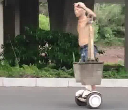 四川一大爷踩平衡车挑粪桶  背后真相实在令人感到惊愕