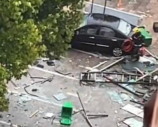 山东烤鱼店爆炸现场:气浪掀偏汽车  背后真相实在令人感到惊愕