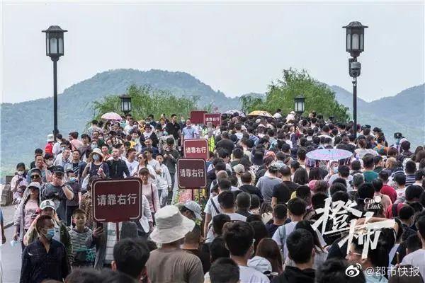 山西一景区游客聚集高喊退票 背后真相实在令人感到惊愕