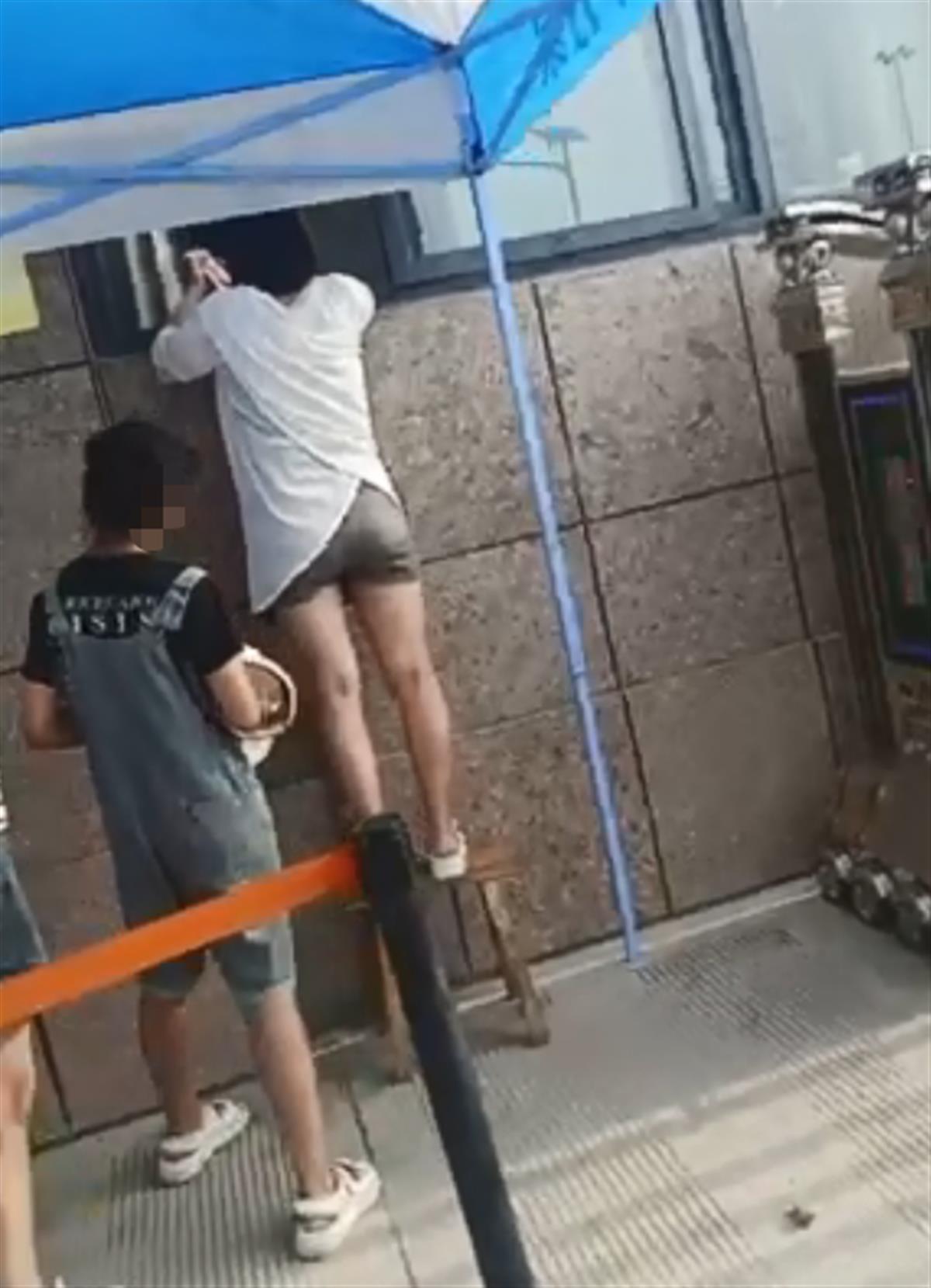 中学回应收费窗口近2米高:已整改 背后真相实在令人感到惊愕