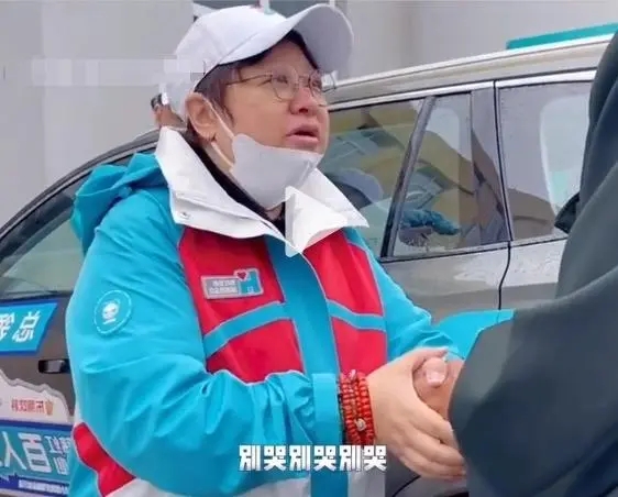 韩红团队捐赠黑龙江80辆救护车 背后真相实在令人感到惊愕