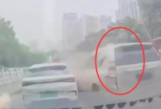 SUV连撞多车 亲历者:肇事司机在冷笑  背后真相实在令人感到惊愕