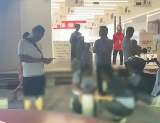 女子当街跪求男子还钱为父亲治病  背后真相实在令人感到惊愕